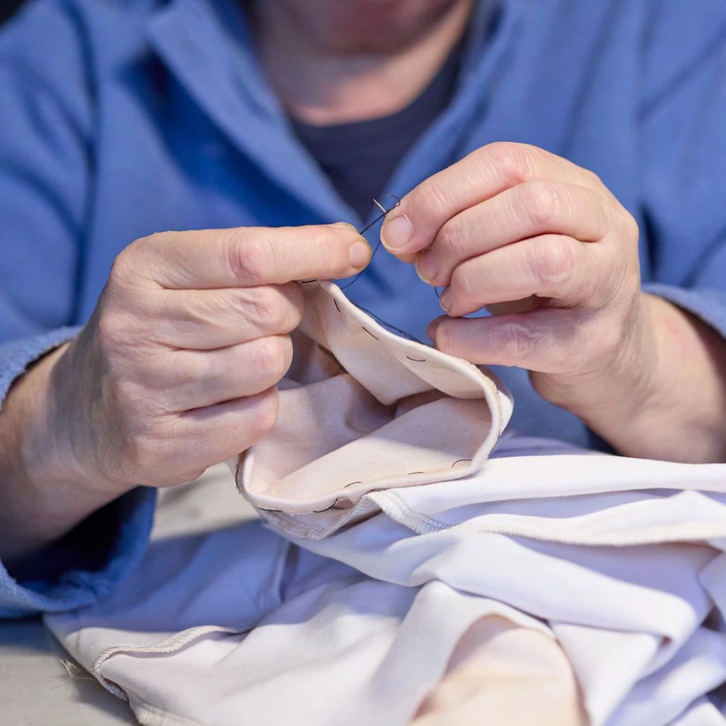 Detalle de corsetería interna siendo montada sobre maniquí