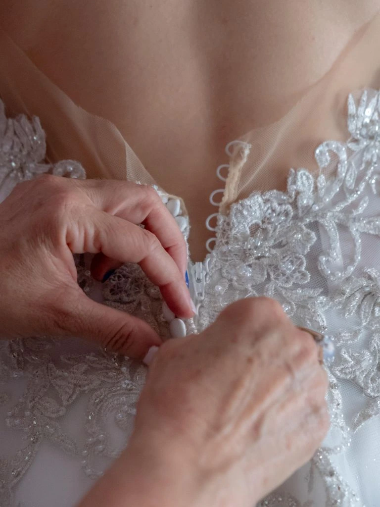 Modista trabajando en el rediseño de un vestido heredado de novia
